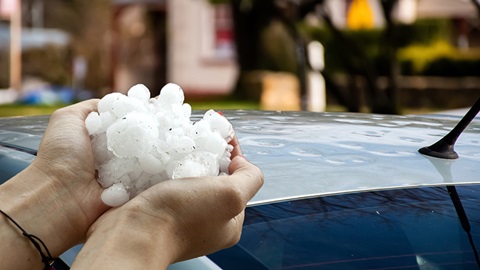 Grote hagelbol op auto